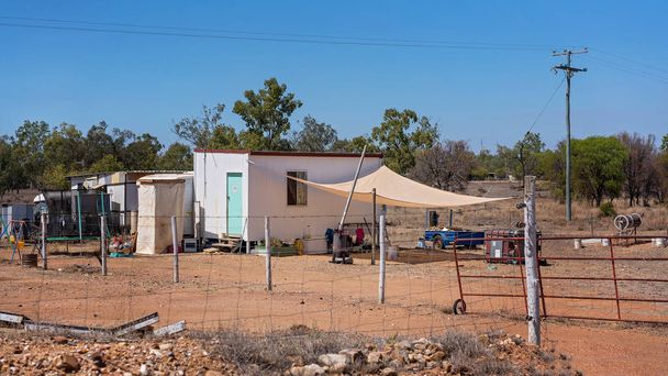Tipikus otthon a zafír drágakõ mezők központi Queensland Ausztráliában élő emberek - Fotó, kép