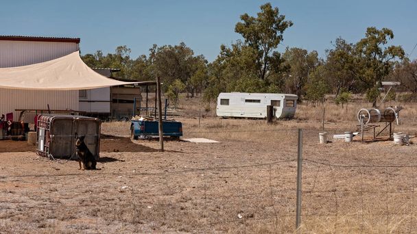中央クイーンズランド州オーストラリアでサファイア宝石の採掘場に住んでいる人々 のための典型的な家 - 写真・画像