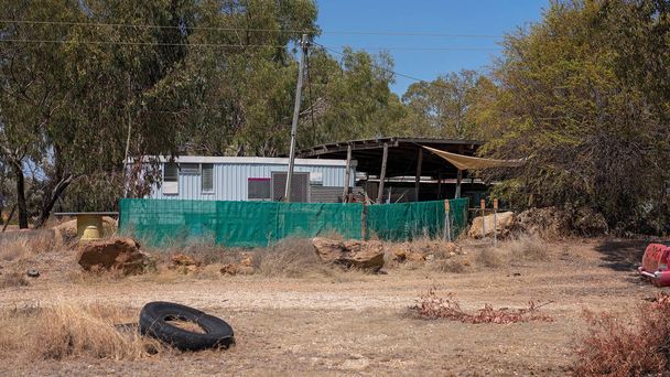Hogar típico para las personas que viven en los campos de gemas de zafiro en el centro de Queensland Australia
 - Foto, Imagen