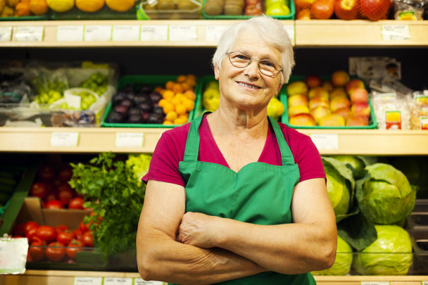 Femme âgée au supermarché
 - Photo, image