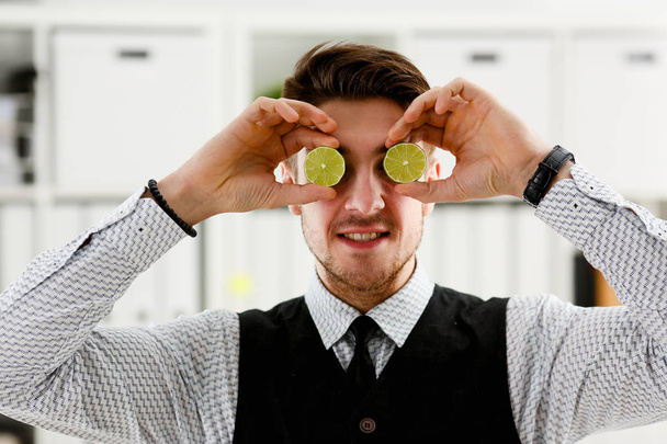 Miesten kädet pitävät leikattuja hedelmiä silmien tasolla
 - Valokuva, kuva