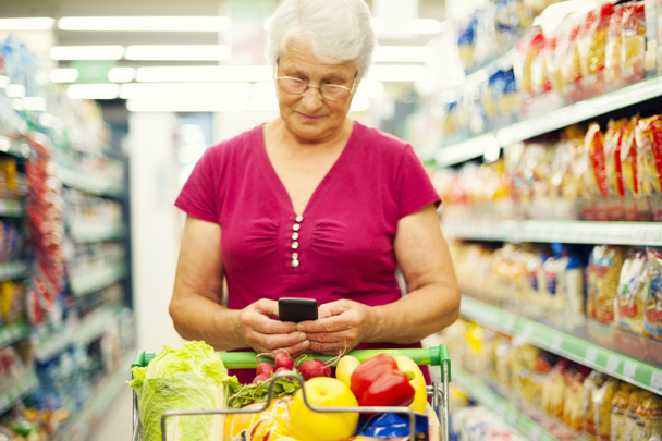 Seniorin im Supermarkt - Foto, Bild