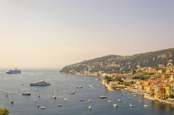 Panoramiczny widok na zatokę Villefranche z łodzi i plaże - Zdjęcie, obraz