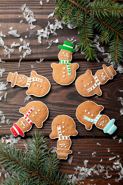 Biscoitos de gengibre caseiros de Natal boneco de neve diferente na neve. Em mesa de madeira.Closeup.top view.Background
 - Foto, Imagem