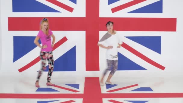 Zkouška dvou uměleckých vtipné ženy tančí na pozadí textury vlajka Velké Británie. - Záběry, video