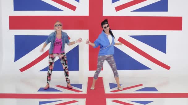 Kamera ukazuje zkoušku ze dvou ženských tanečníky na pozadí vlajky Velké Británie - Záběry, video