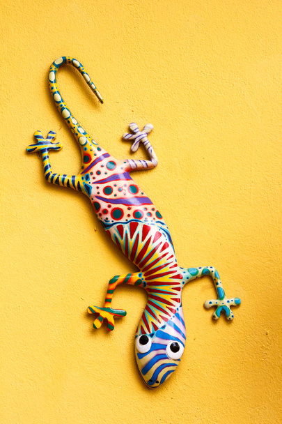 орнаментальная ящерица Гекко висит на стене
 - Фото, изображение