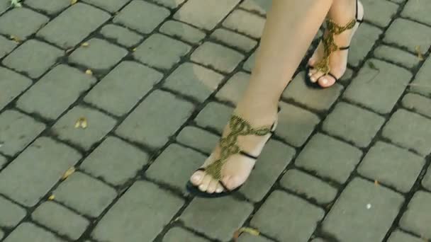 スローモーション.性的な調和のとれた女性ハイヒールの脚。安定したショット   - 映像、動画