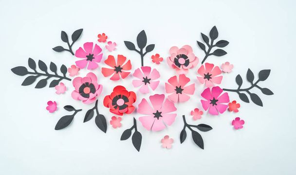 Blume und Blatt von rosa und schwarzer Farbe aus Papier. Handarbeit, liebstes Hobby. weißer Hintergrund. - Foto, Bild
