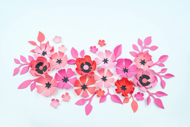 Blume und Blatt von rosa und schwarzer Farbe aus Papier. Handarbeit, liebstes Hobby. weißer Hintergrund. - Foto, Bild