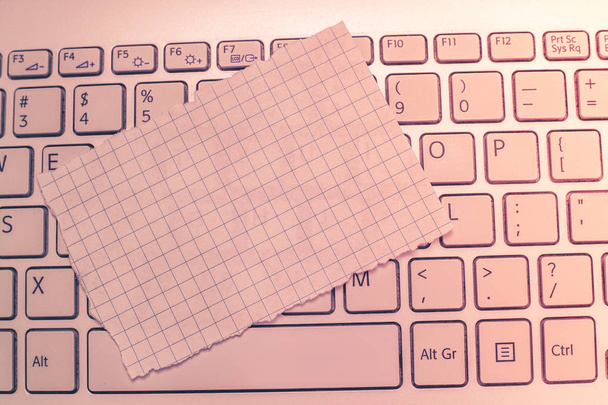 Projekt firmy koncepcja pusta kopia tekst dla Web bannery promocyjne materiał makieta szablon puste rozdarty papier milimetrowy krawędzie do wykreślania wykresów na klawiaturze laptopa - Zdjęcie, obraz