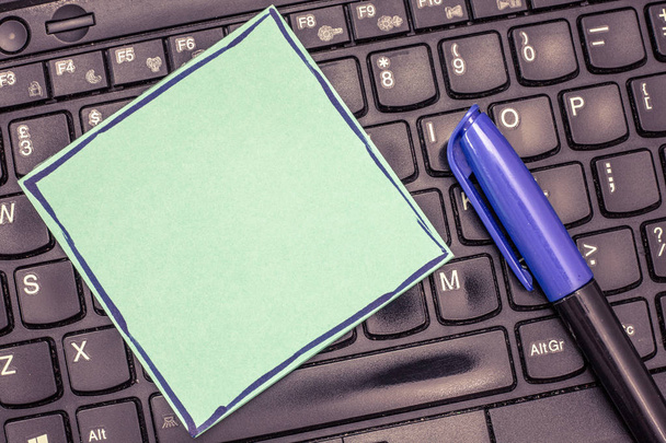 Дизайн бизнес-концепция Пустая копия текста для веб-баннеров рекламные материалы макет шаблона Blank Color Notepad Закрытый маркер ручка для записи ложь на клавиатуре ноутбука
 - Фото, изображение