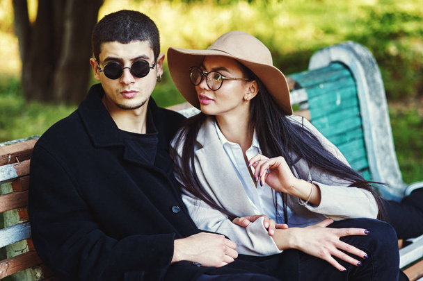 Sevgi dolu genç bir şehirde Park bir bankta oturan çift . - Fotoğraf, Görsel