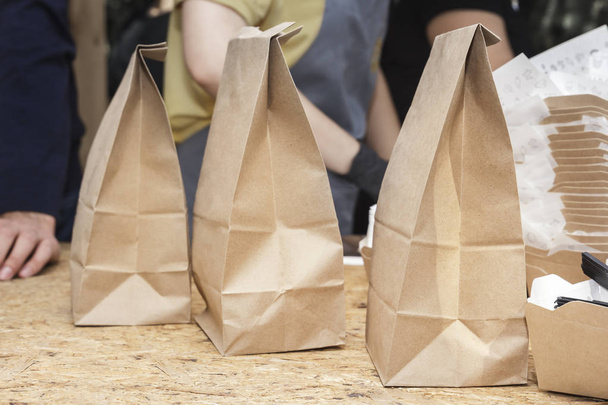 Trois sacs en papier kraft grossier sont sur le comptoir de la rue. Gros plan. Espace de copie
 - Photo, image