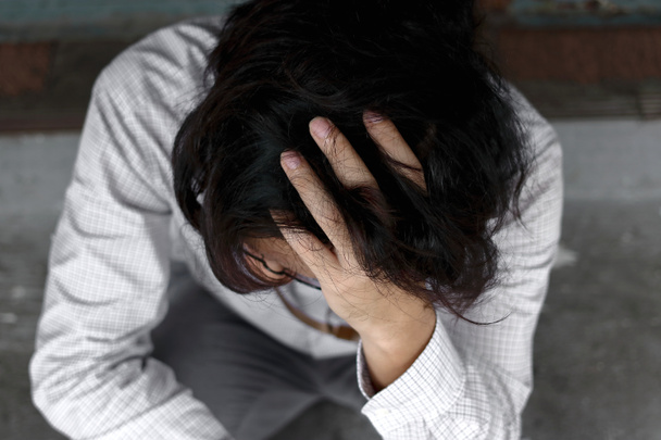 Selektiver Fokus auf die Hände erschöpfter, gestresster asiatischer Mann, der unter Depressionen leidet - Foto, Bild