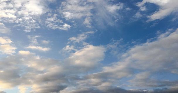 青い空を背景に美雲。雲空。曇りの日、自然の雲と青い空。白い雲、青い空と太陽 - 写真・画像