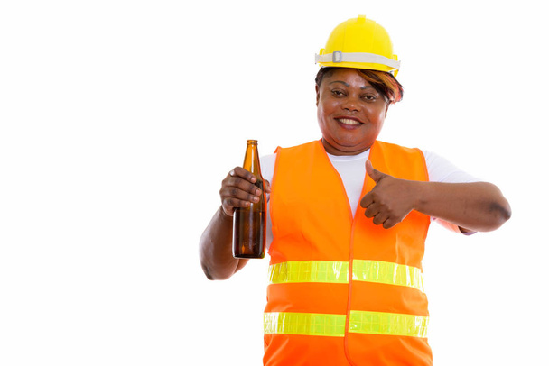Estudio disparo de feliz grasa negra africana trabajadora de la construcción
 - Foto, imagen