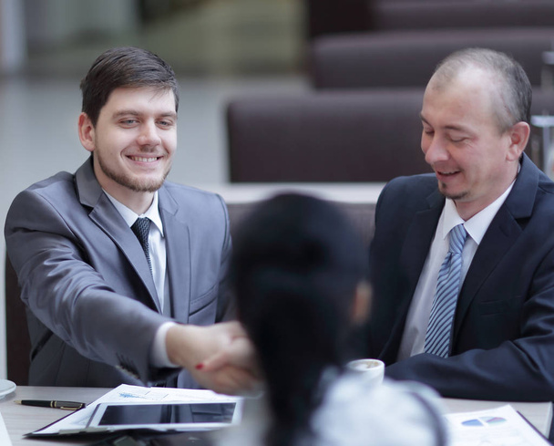 handshake Manager και πελάτης σε ένα σύγχρονο γραφείο. - Φωτογραφία, εικόνα