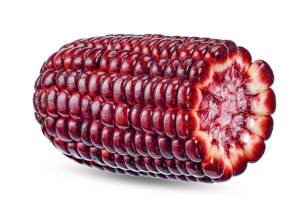 Красная кукуруза изолирована на белой дорожке
. - Фото, изображение