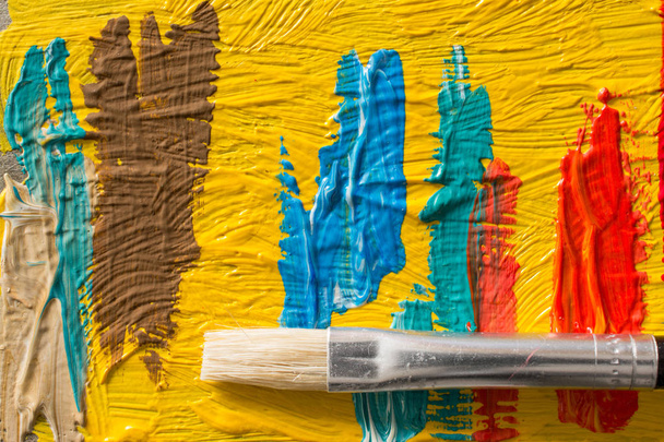 Абстрактний живописний фон з пензлем. Шпалери для художника виставка або фактори фарби
 - Фото, зображення