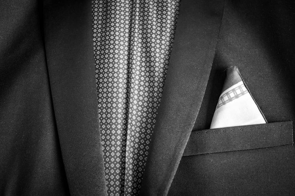 Платок в кармане серого пиджака.
 - Фото, изображение