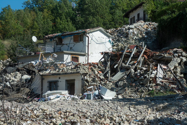 Ciudad destruida por un terremoto
 - Foto, Imagen