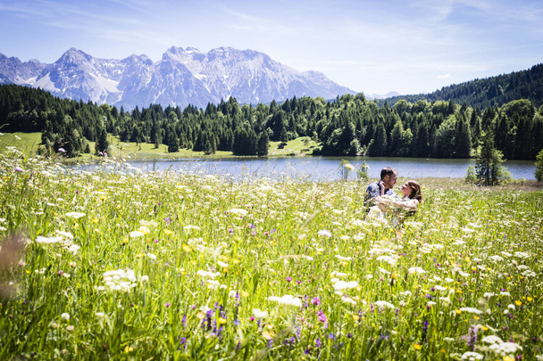 Dos amantes felices de vacaciones en las montañas de los Alpes
 - Foto, imagen