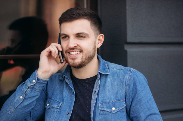 Hamdsome beard man taking a call on his phone - Fotografie, Obrázek