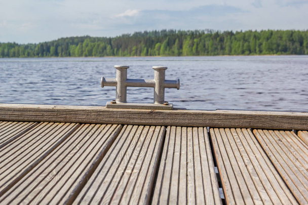 Un pequeño muelle de madera con una pilona en el lago
 - Foto, imagen