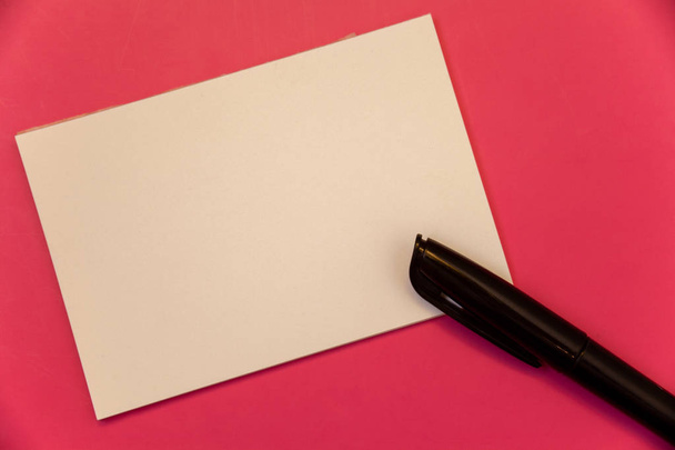 Дизайн бізнес-концепція Бізнес-реклама для банерів просування веб-сайту порожня реклама соціальних мереж Текст два слова нотатки написана нотатка папір чорна ручка повідомлення рожевий фон
 - Фото, зображення