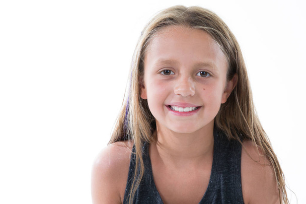 Портрет красивої маленької дівчинки, яка посміхається на камеру ізольовано на білому тлі
 - Фото, зображення