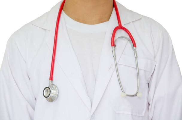 doctor en bata blanca y estetoscopio rojo cuelgan de su cuello en el centro
 - Foto, Imagen