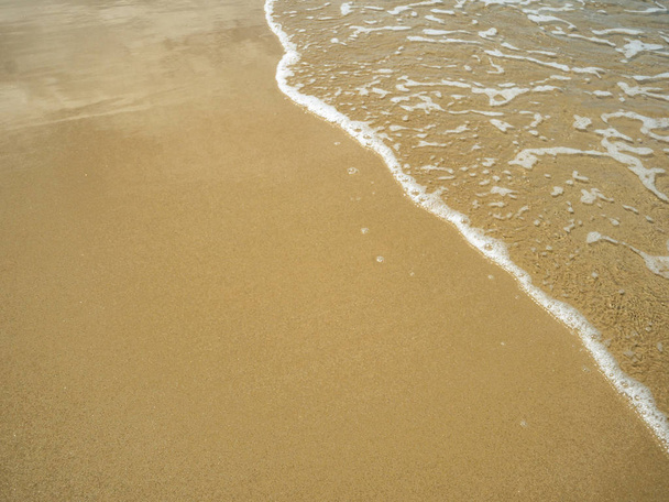 schöner Sand am Strand mit den Wellen des Ozeans in der Urlaubszeit, Sommer concep - Foto, Bild