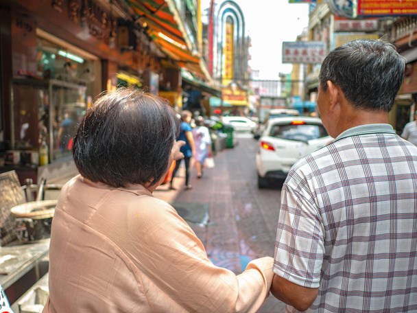 Asiática hermana mayor y hermano menor caminando en china ciudad calle, Viejos travele
 - Foto, imagen