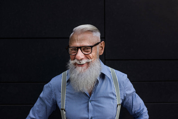 Beau portrait d'homme âgé - Homme jeune et élégant dans les années soixante, concepts sur le mode de vie, les personnes âgées et les affaires
 - Photo, image