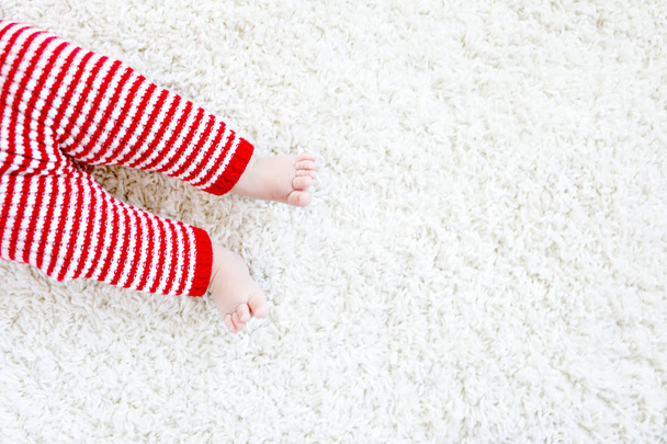 Макро дитину тіла і ніг у червоні штани Санта-Клаус на Різдво - Фото, зображення