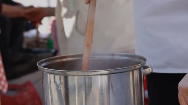 Paprika und Tomaten kochen - ein Gericht namens ajvar - Filmmaterial, Video