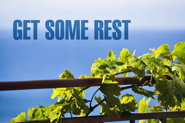 Teksti Get Some Rest kirjoitettu kirkkaan sininen tausta
 - Valokuva, kuva