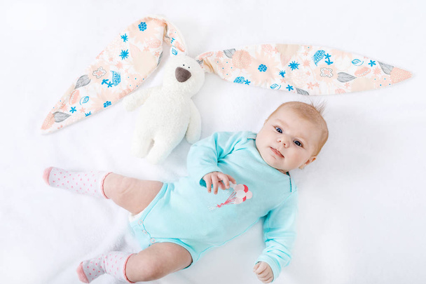 entzückende süße neugeborene Mädchen mit Osterhasen-Spielzeug - Foto, Bild