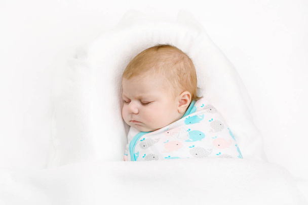 Linda niña recién nacida durmiendo envuelta en manta
 - Foto, Imagen