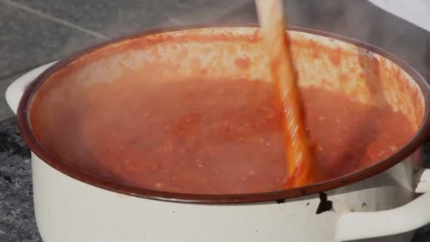 gotowania papryki i pomidorów - danie o nazwie ajvar - Materiał filmowy, wideo