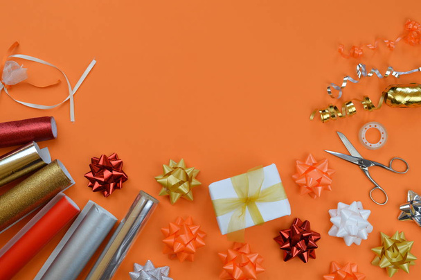ustensiles d'emballage cadeau en couleurs automnales sur fond orange
 - Photo, image