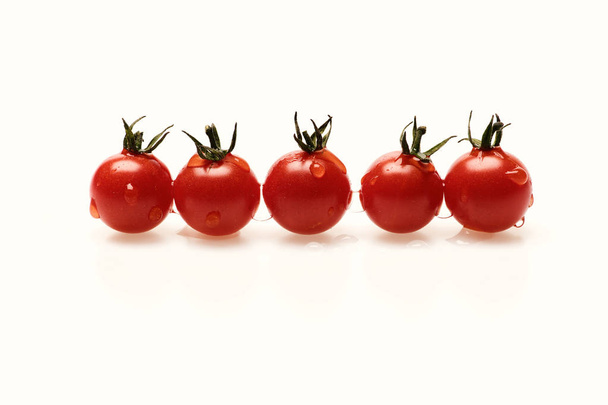 Ντομάτες ζουμερό κόκκινο χρώμα που απομονώνονται σε λευκό φόντο. - Φωτογραφία, εικόνα