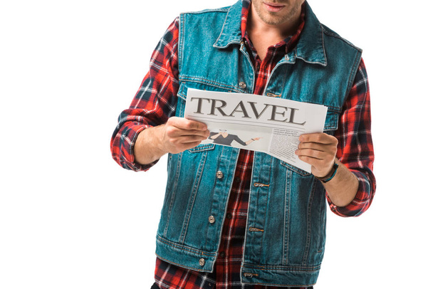 частичный взгляд стильного хипстера в джинсовом жилете, читающего туристическую газету, изолированную на белом
 - Фото, изображение