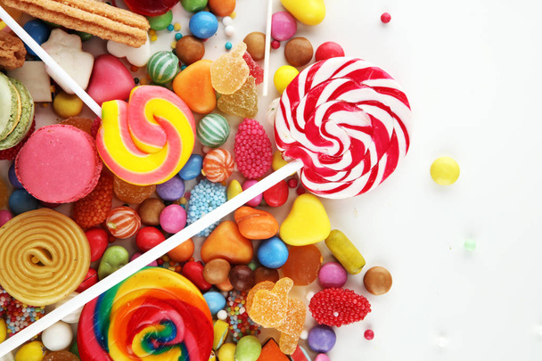 конфеты с желе и сахаром. красочный массив различных сладостей и угощений для детей
 - Фото, изображение