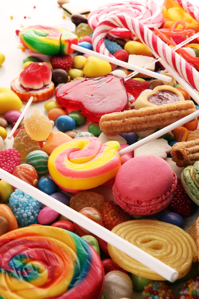 caramelos con jalea y azúcar. colorida variedad de diferentes dulces y golosinas para niños
 - Foto, Imagen