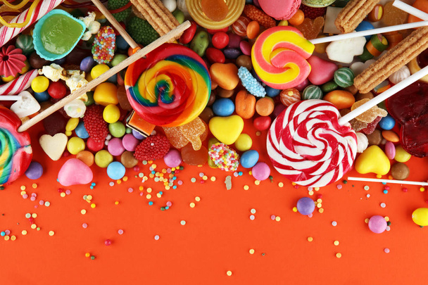 Cukierki galaretki i cukrem. kolorowy wachlarz różnych childs słodycze i traktuje - Zdjęcie, obraz