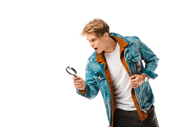 sorprendido joven hipster hombre mirando lupa aislado en blanco
 - Foto, Imagen