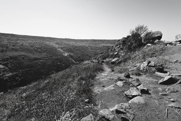 Gamla přírodní rezervace se nachází v Golanských výšin v Izraeli. Pohled z archeologických nalezišť. Černobílé fotografie - Fotografie, Obrázek