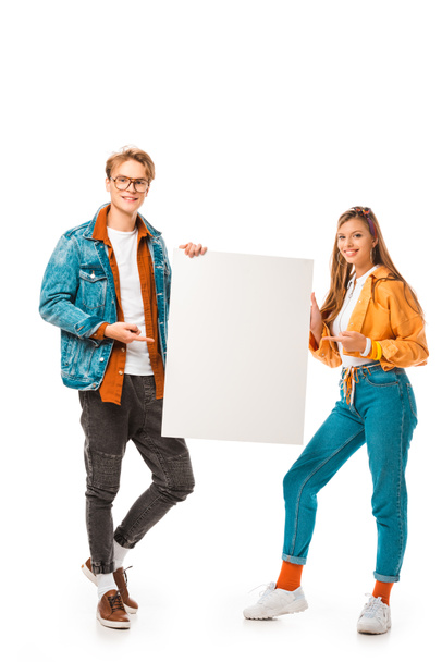 elegante pareja hipster señalando banner vacío aislado en blanco
 - Foto, Imagen